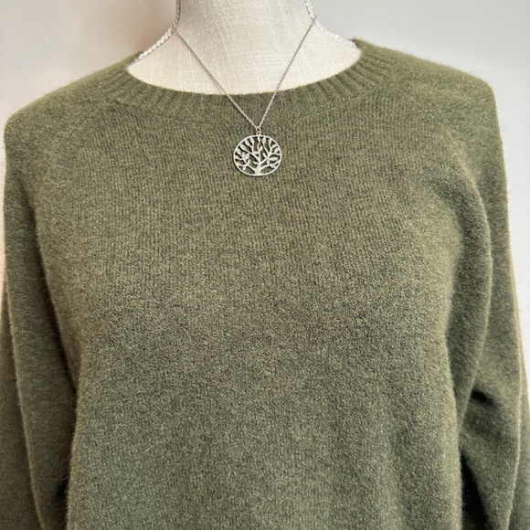 Green Stretchy Sweater - Picture 2 of 6